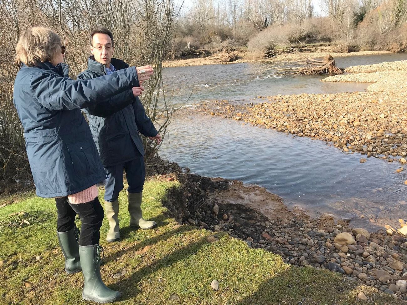 La presidenta de la CHD esquiva a los medios, visita los daños de las riadas y promete 1,2 millones.