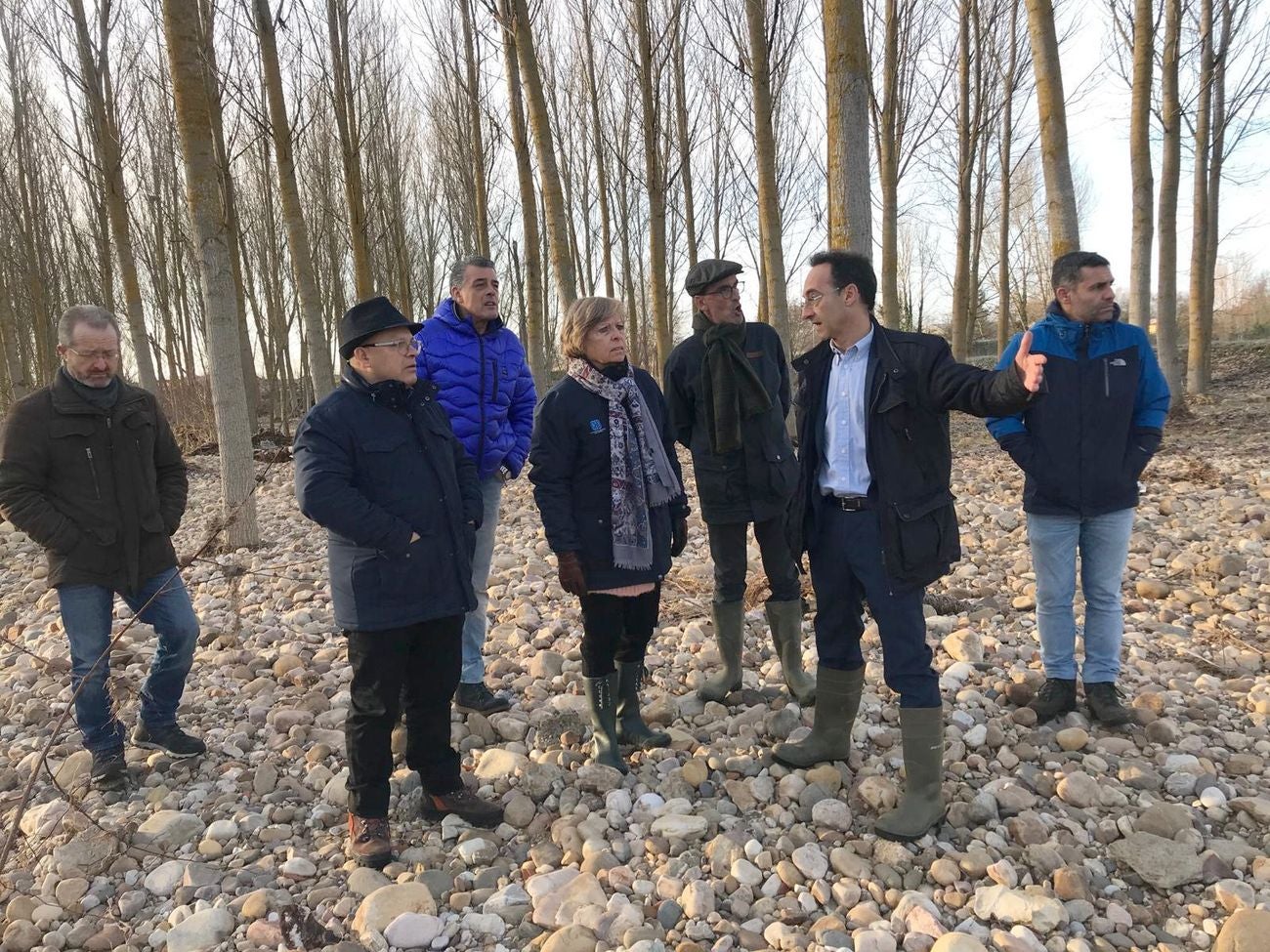 La presidenta de la CHD esquiva a los medios, visita los daños de las riadas y promete 1,2 millones.