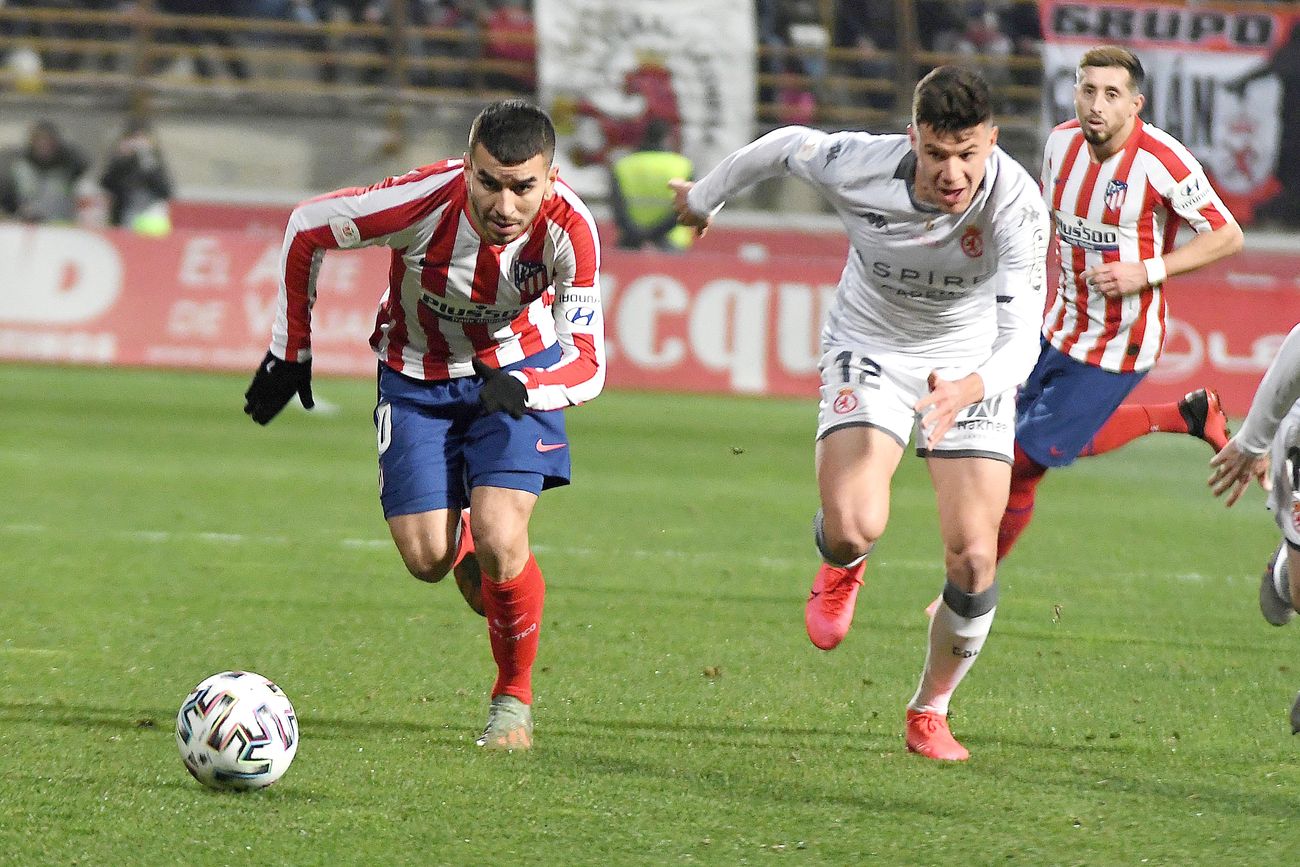 Cultural y Atlético de Madrid protagonizan un intenso duelo en el Reino de León con cerca de 13.000 espectadores en las gradas.