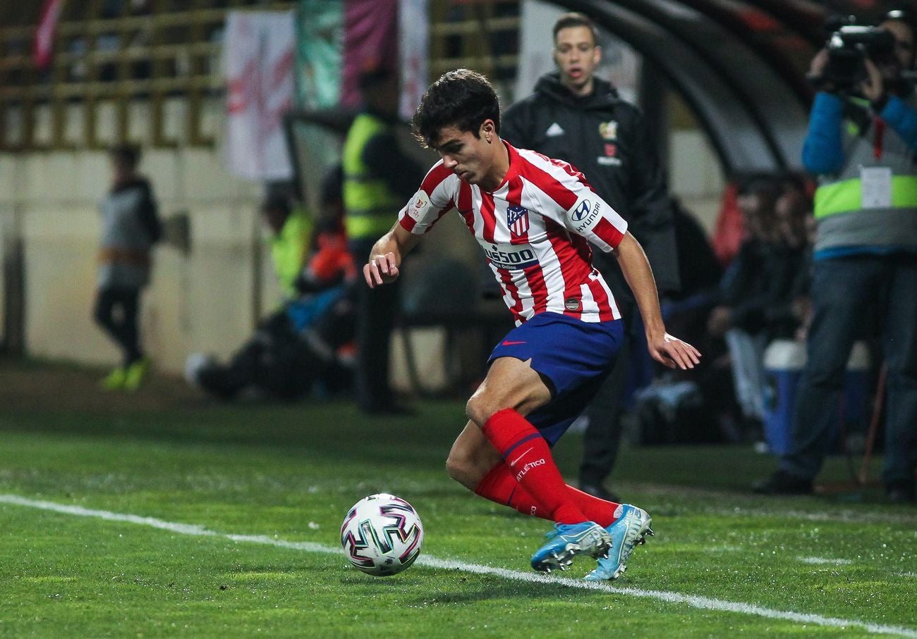 Cultural y Atlético de Madrid protagonizan un intenso duelo en el Reino de León con cerca de 13.000 espectadores en las gradas.