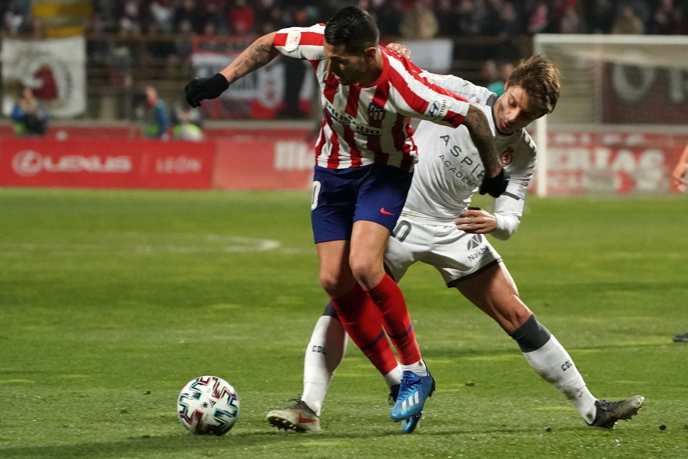 Cultural y Atlético de Madrid protagonizan un intenso duelo en el Reino de León con cerca de 13.000 espectadores en las gradas.