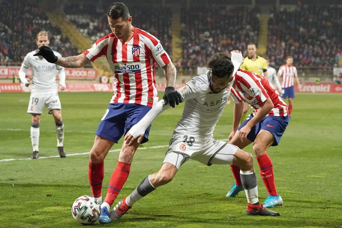 Cultural y Atlético de Madrid protagonizan un intenso duelo en el Reino de León con cerca de 13.000 espectadores en las gradas.