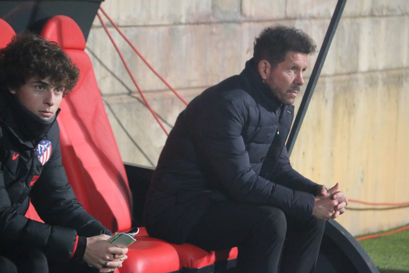 Las primeras imágenes del Cultural Atletico de Madrid. Lleno en el Reino de León para un intenso partido en la Copa del Rey.