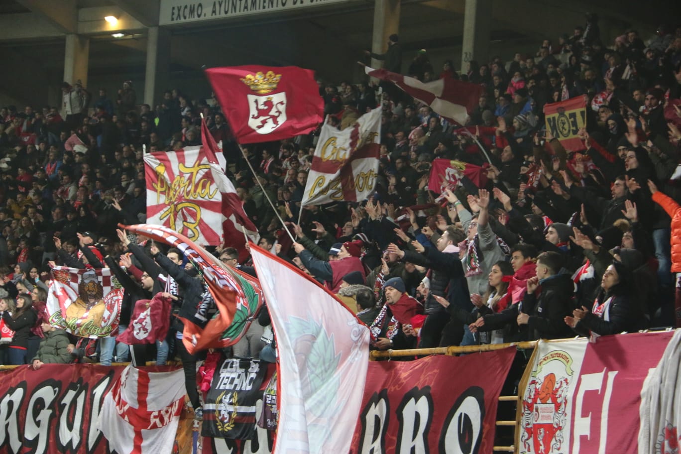 Las primeras imágenes del Cultural Atletico de Madrid. Lleno en el Reino de León para un intenso partido en la Copa del Rey.