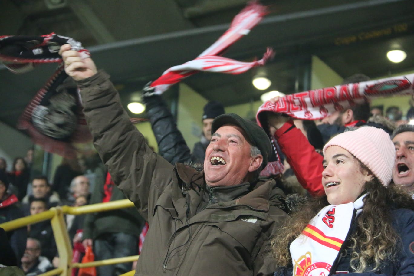 Las primeras imágenes del Cultural Atletico de Madrid. Lleno en el Reino de León para un intenso partido en la Copa del Rey.