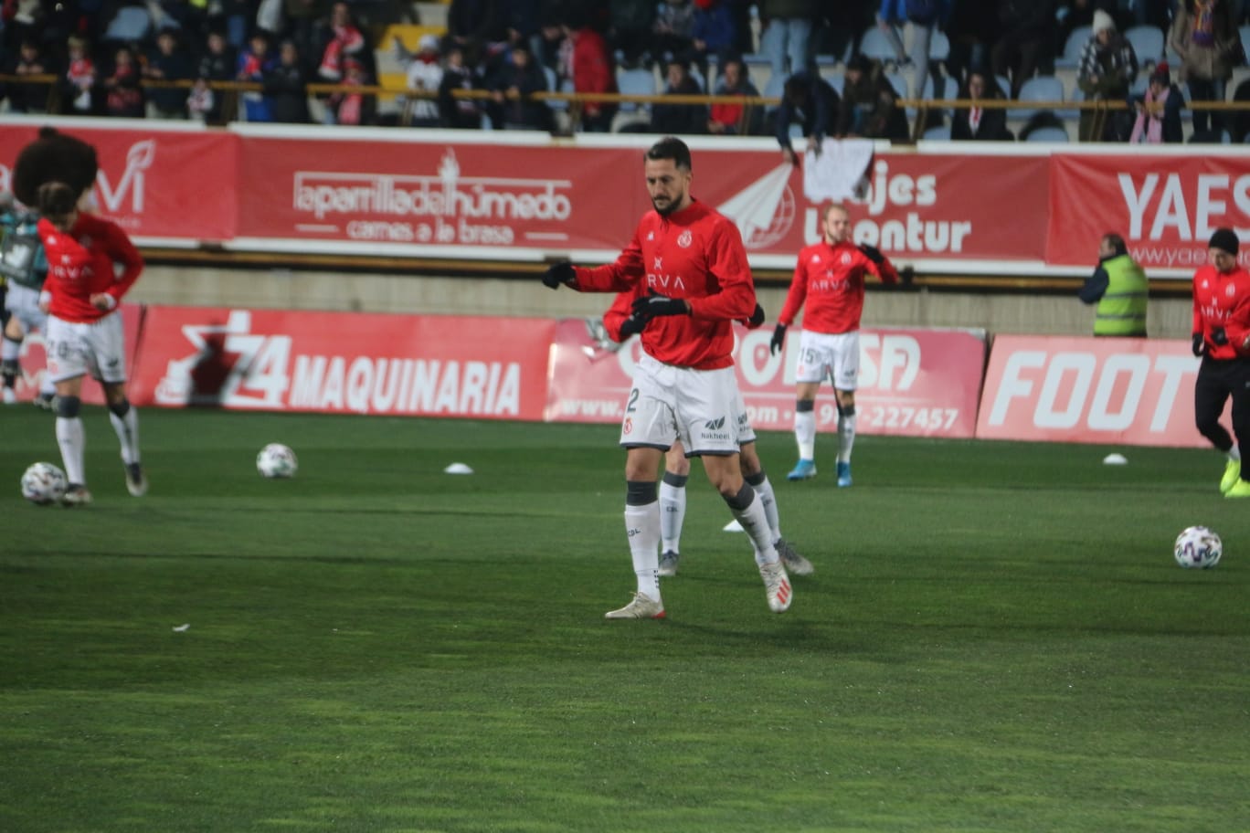 Las primeras imágenes del Cultural Atletico de Madrid. Lleno en el Reino de León para un intenso partido en la Copa del Rey.
