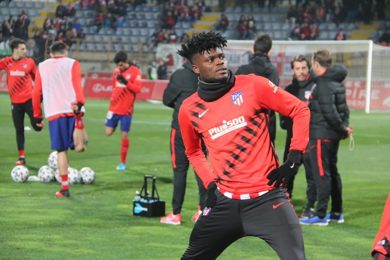 Las primeras imágenes del Cultural Atletico de Madrid. Lleno en el Reino de León para un intenso partido en la Copa del Rey.