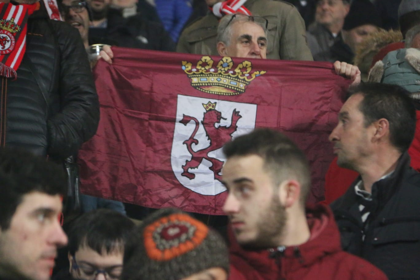 Las primeras imágenes del Cultural Atletico de Madrid. Lleno en el Reino de León para un intenso partido en la Copa del Rey.