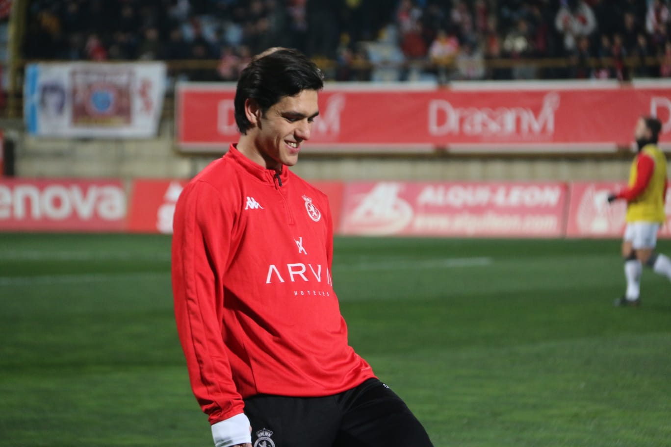 Las primeras imágenes del Cultural Atletico de Madrid. Lleno en el Reino de León para un intenso partido en la Copa del Rey.