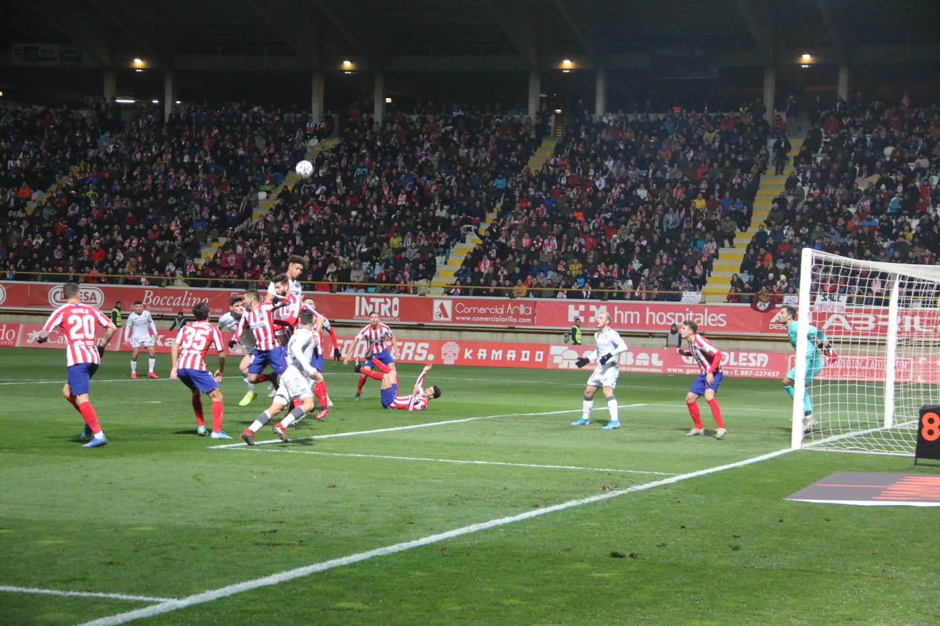 El Reino de León se llena para ver el choque entre Cultural y Atlético de Madrid.