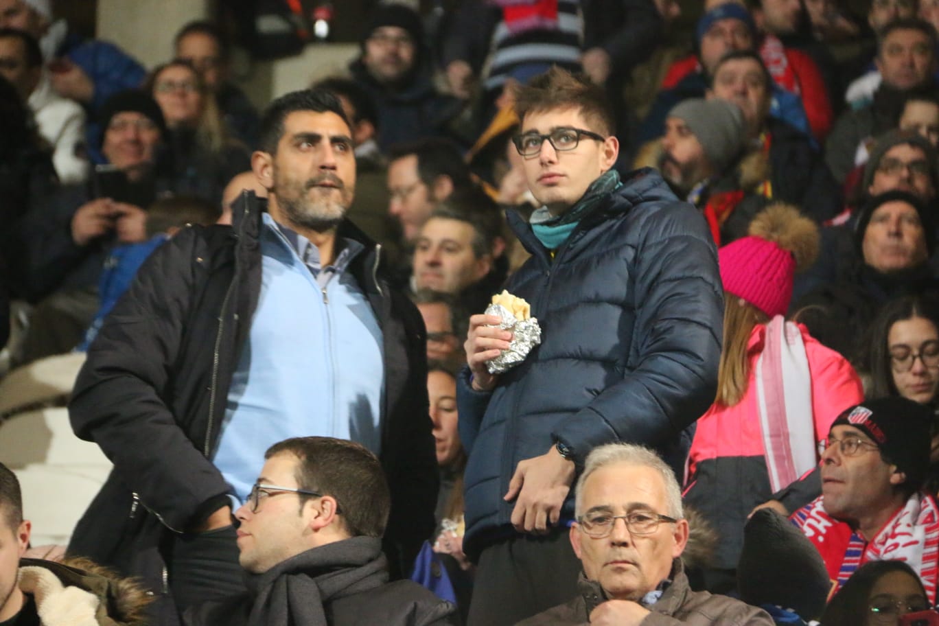 Un estadio entregado disfruta del buen futbol en una fría noche leonesa