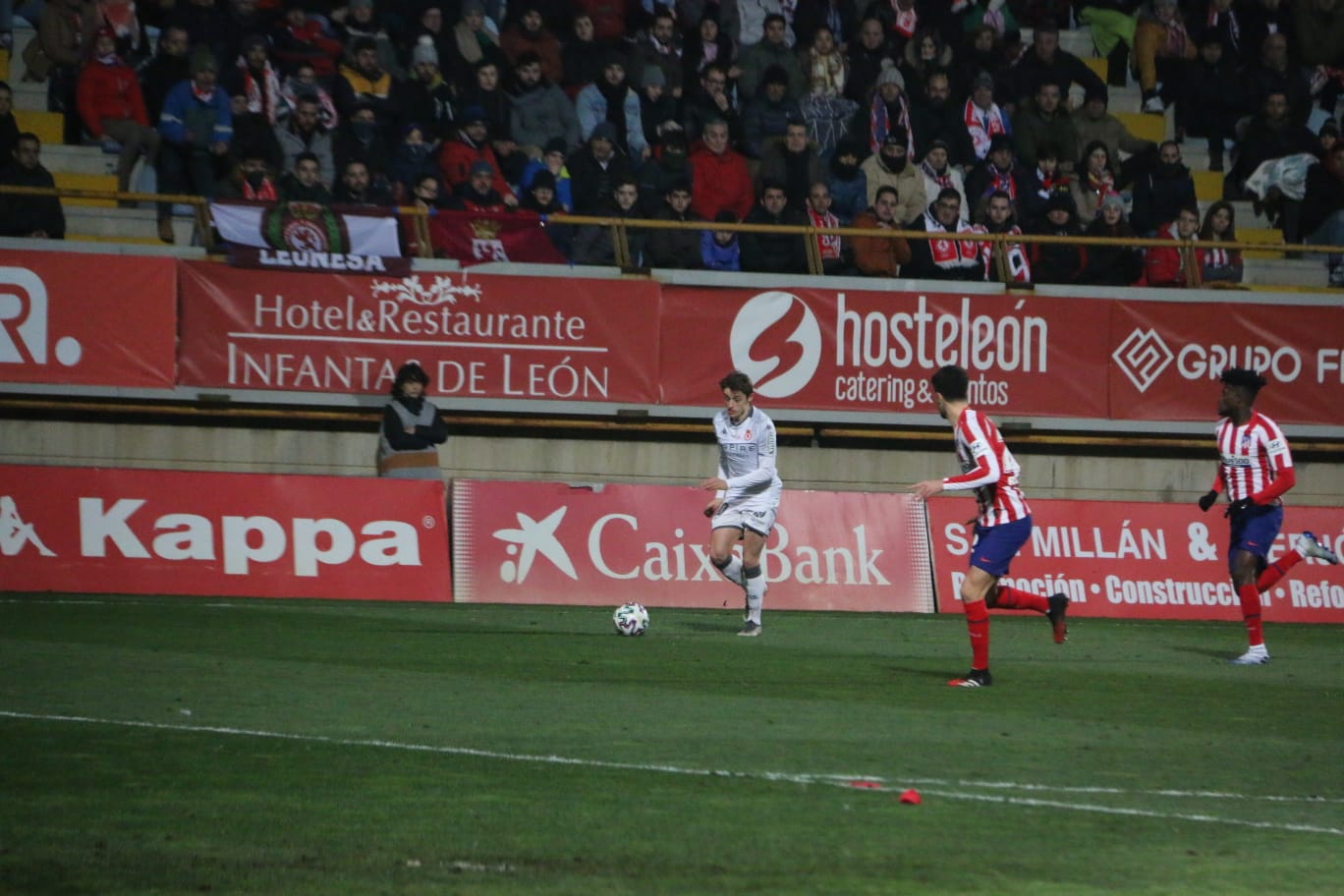 Un estadio entregado disfruta del buen futbol en una fría noche leonesa