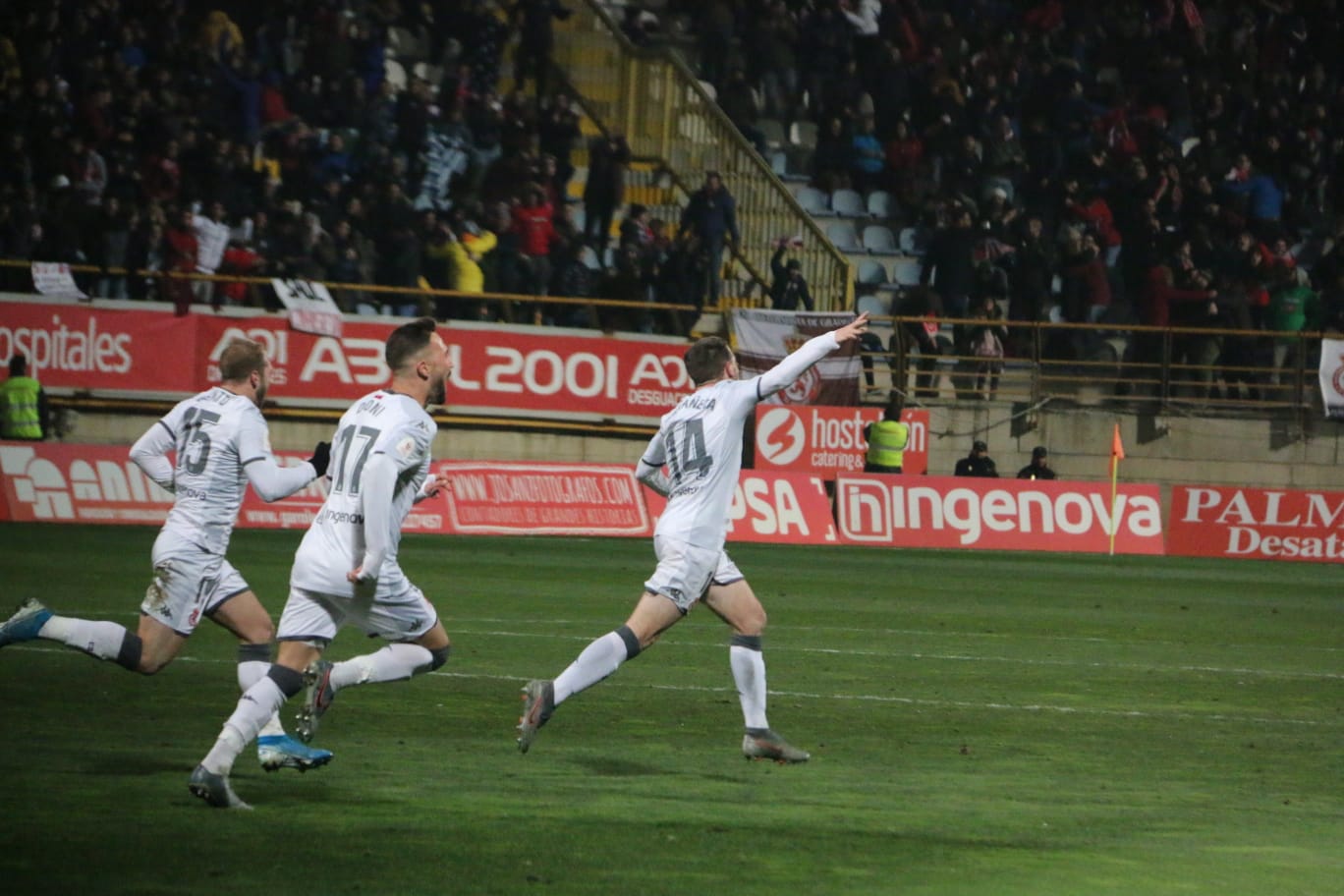 Un estadio entregado disfruta del buen futbol en una fría noche leonesa