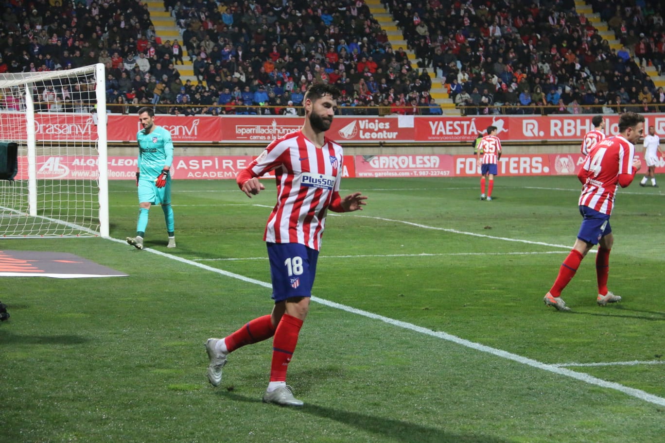 Un estadio entregado disfruta del buen futbol en una fría noche leonesa