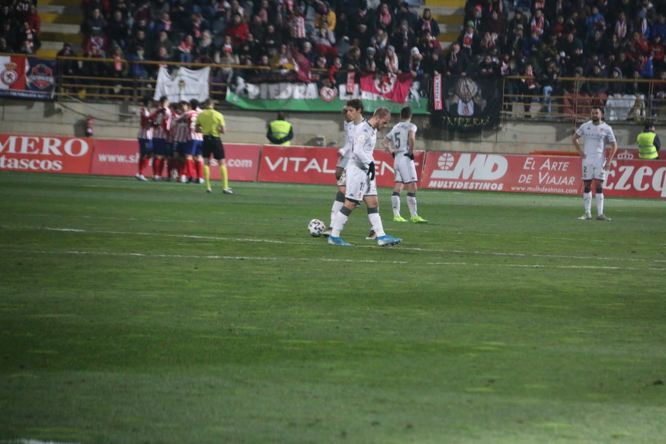 Un estadio entregado disfruta del buen futbol en una fría noche leonesa