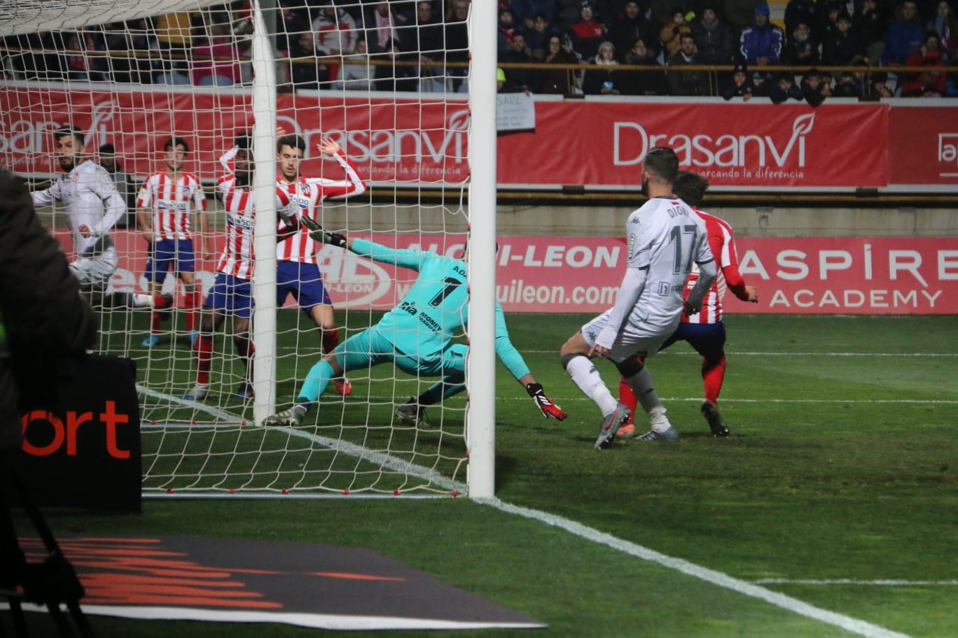 Un estadio entregado disfruta del buen futbol en una fría noche leonesa