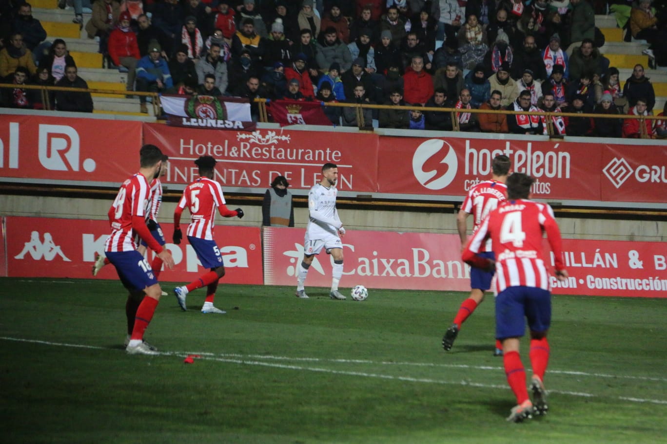 Un estadio entregado disfruta del buen futbol en una fría noche leonesa