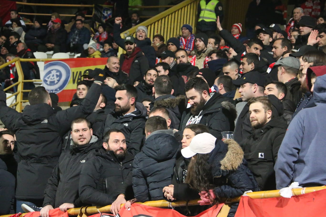 Un estadio entregado disfruta del buen futbol en una fría noche leonesa