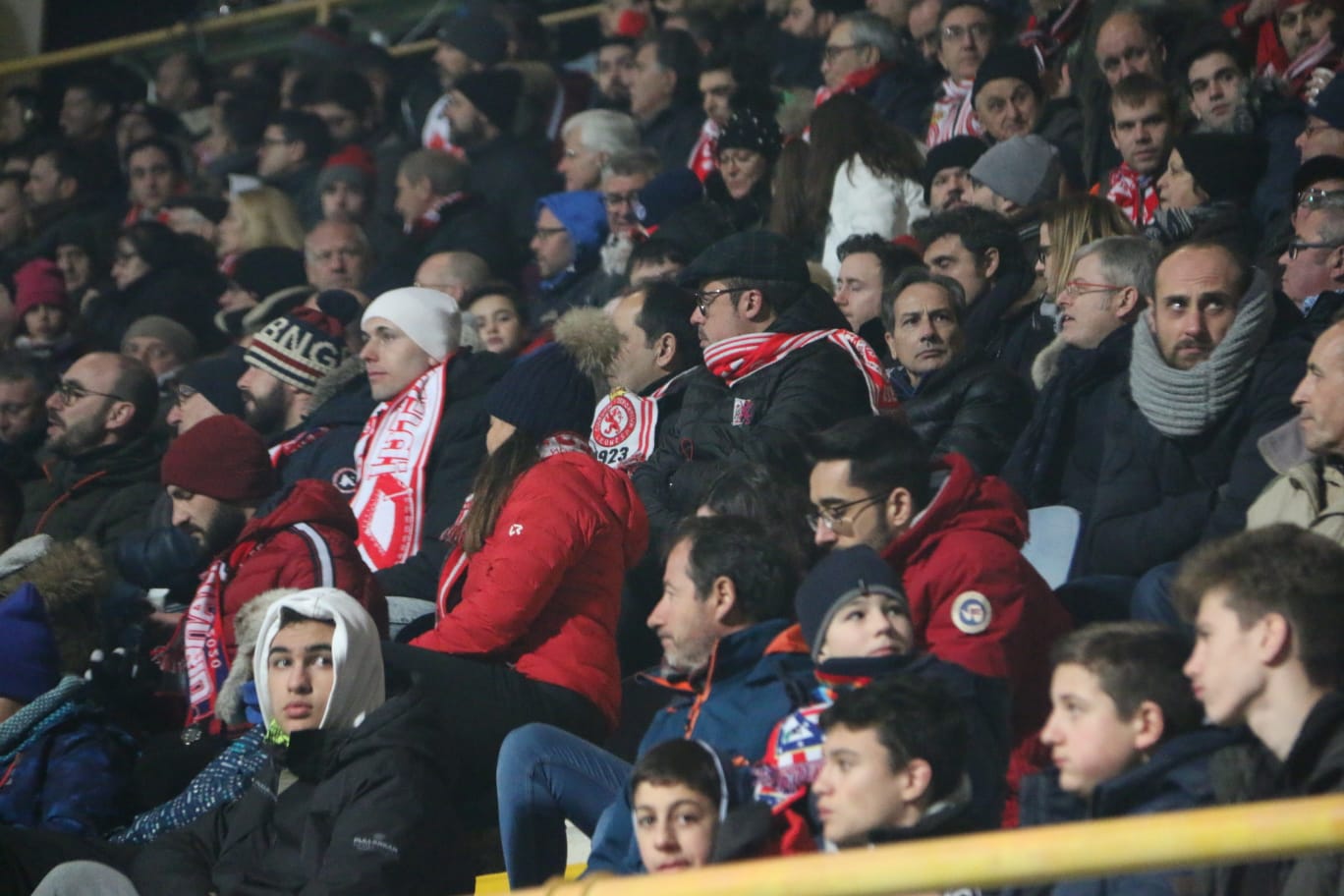 Un estadio entregado disfruta del buen futbol en una fría noche leonesa