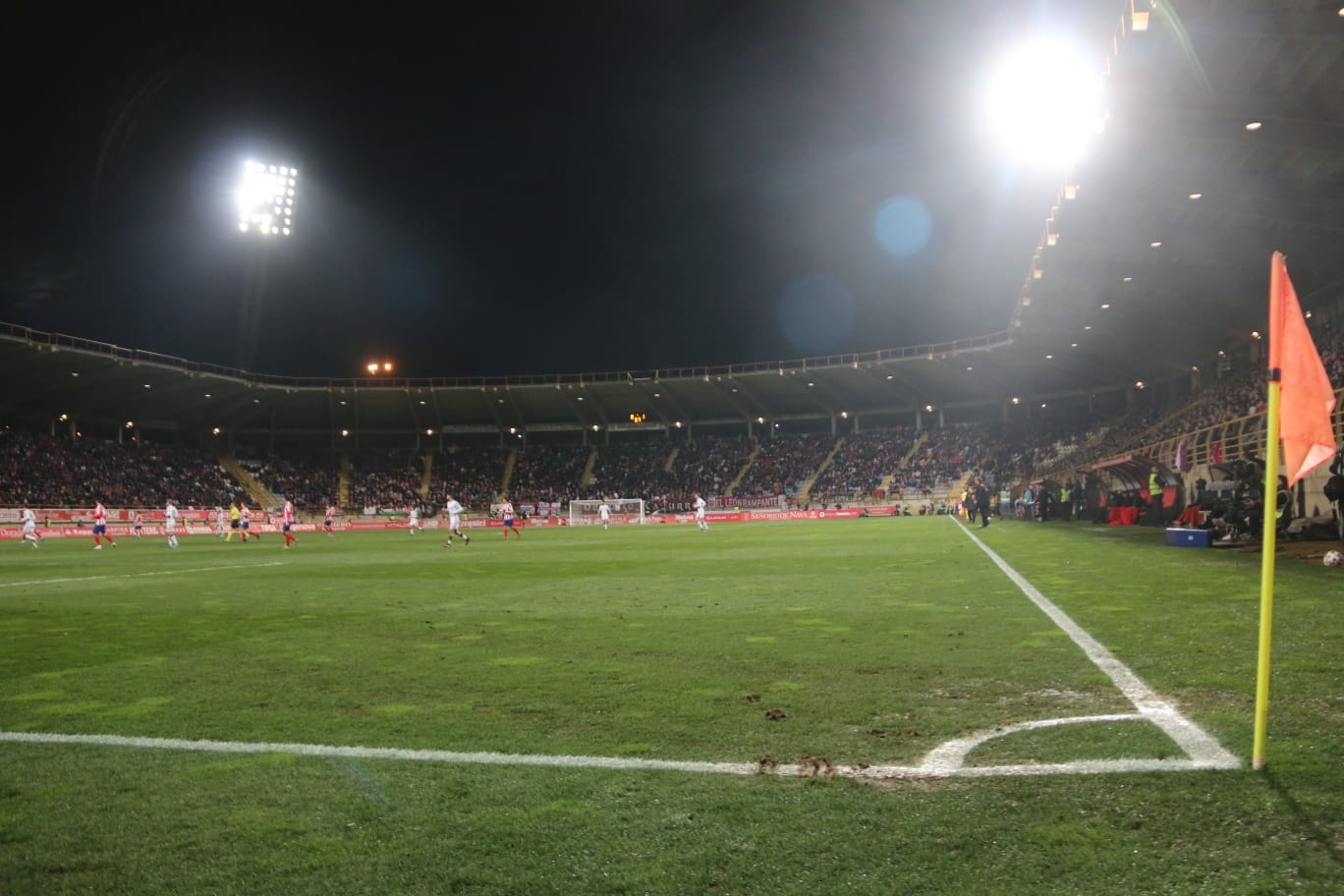 Un estadio entregado disfruta del buen futbol en una fría noche leonesa