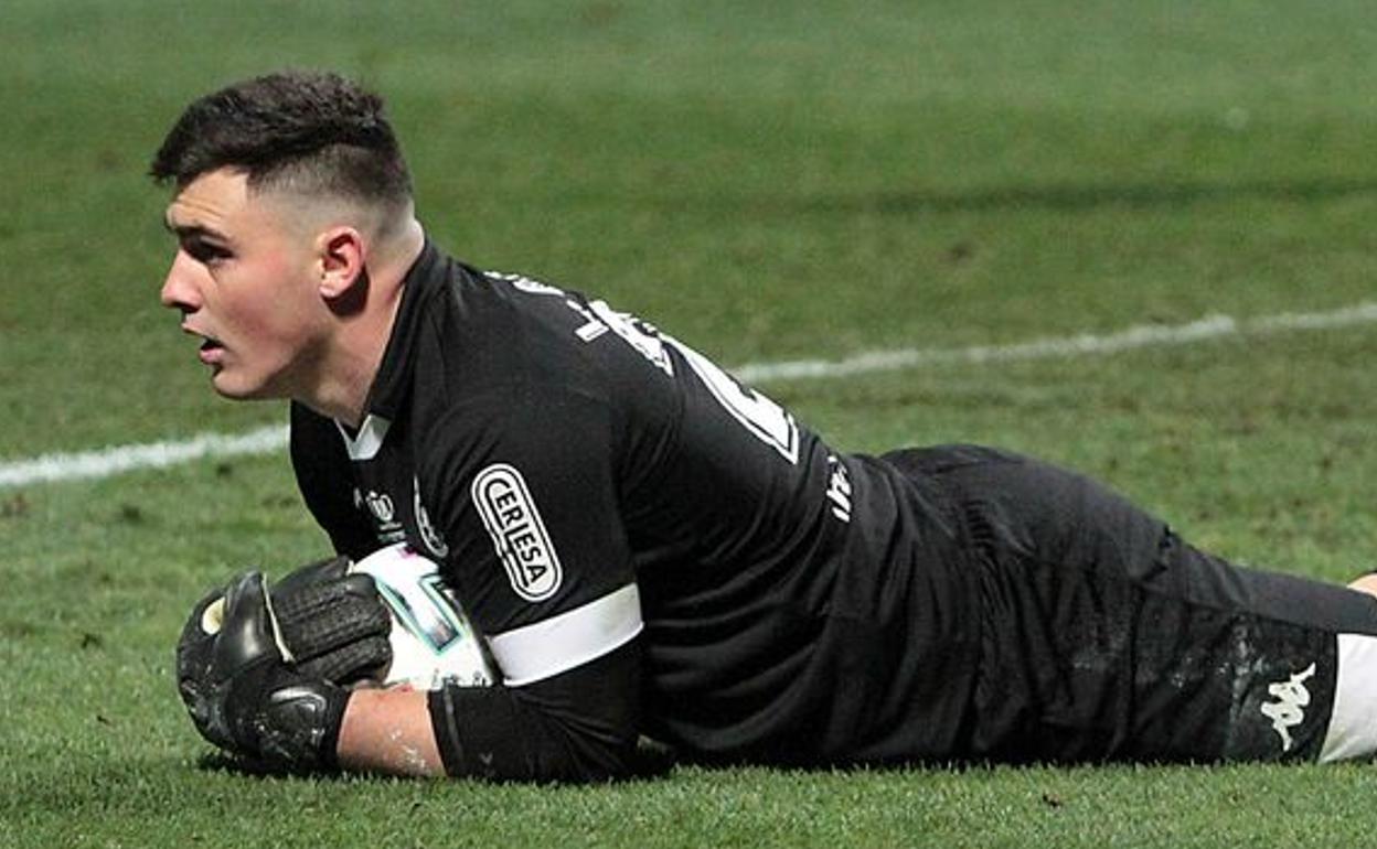 Giffard detiene un balón en un lance del partido.