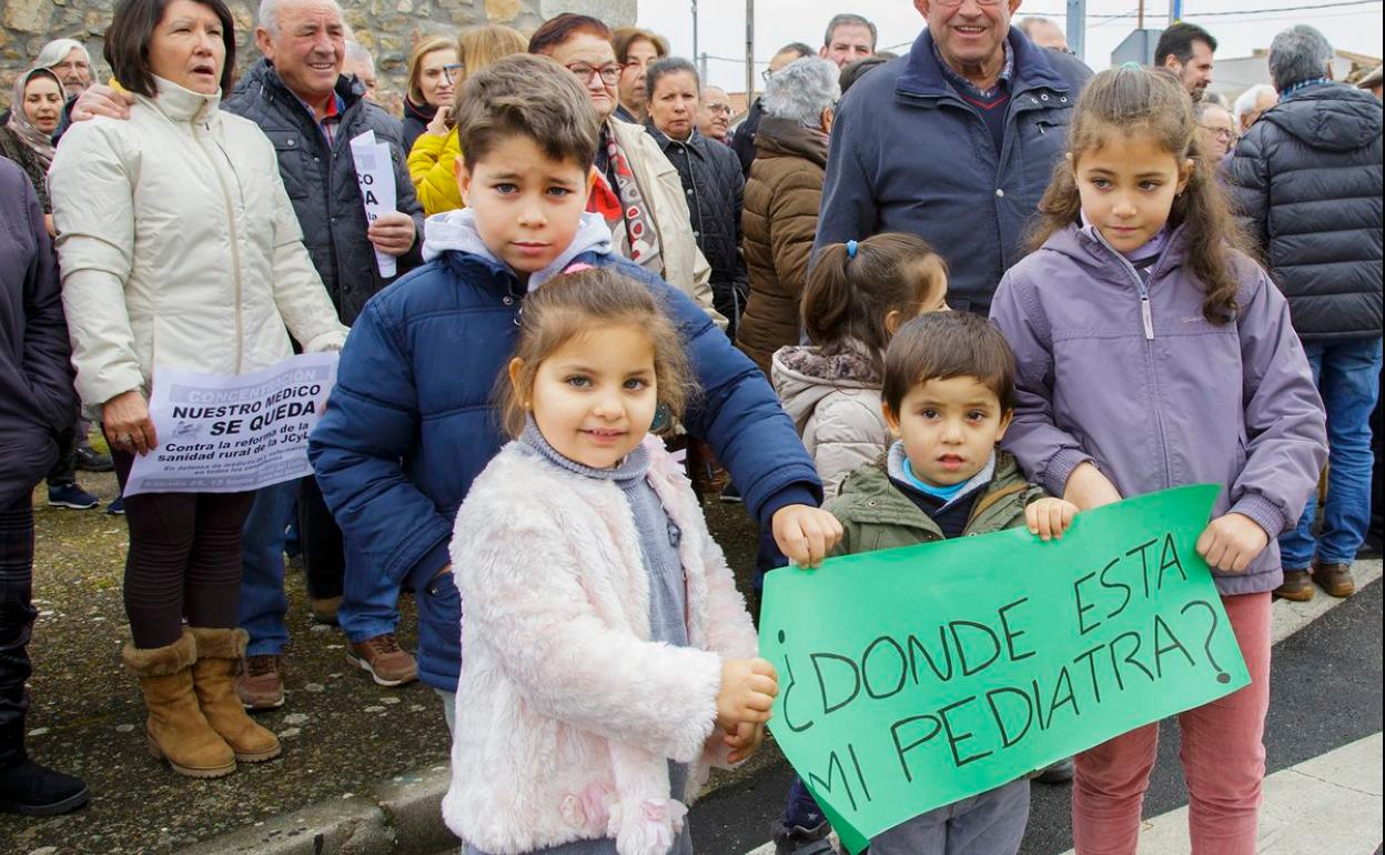 Concentración ciudadana en defensa del mantenimiento de médicos en consultorios rurales en Aldea del Obispo