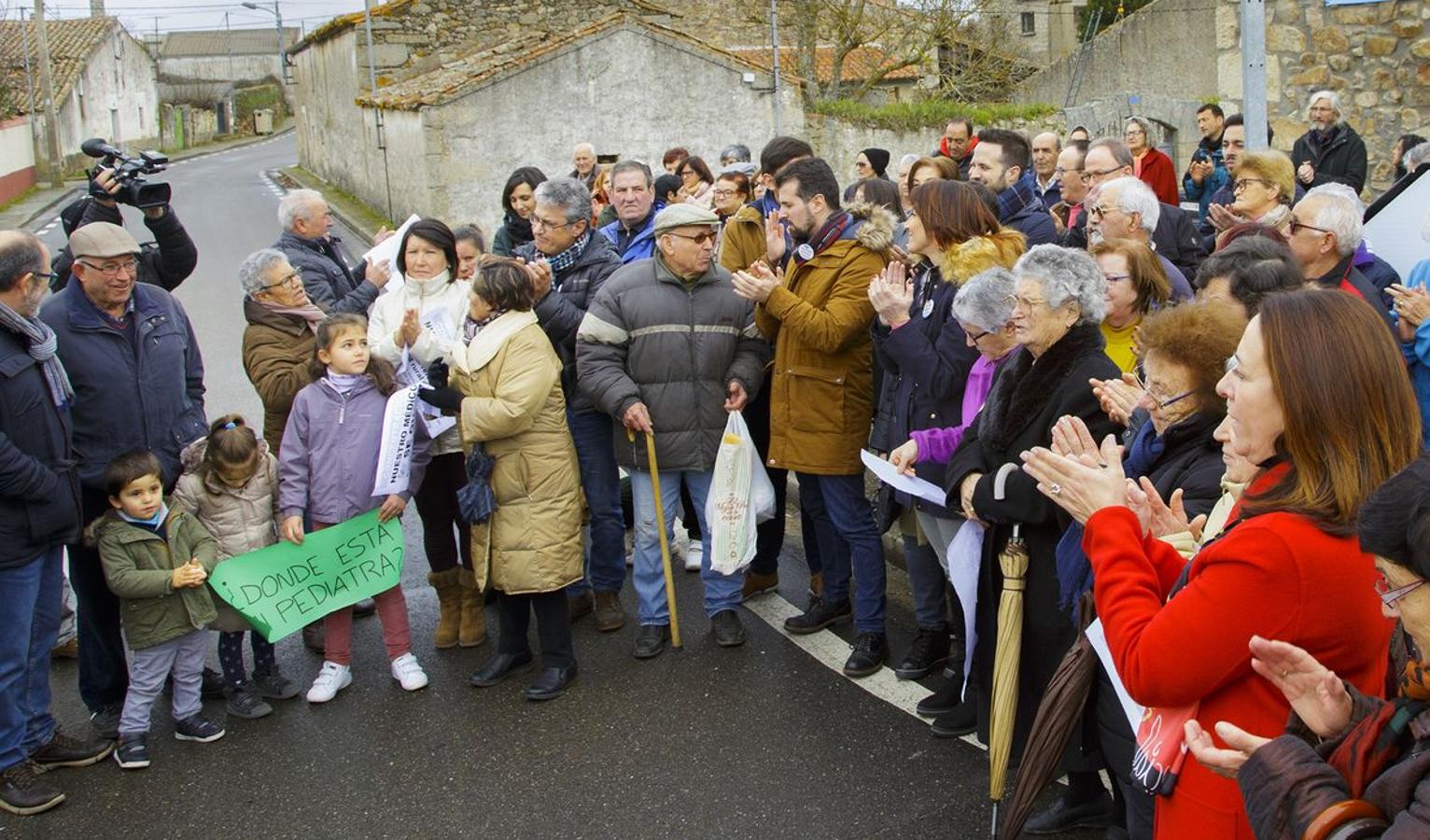 Concentración ciudadana en defensa del mantenimiento de médicos en consultorios rurales en Aldea del Obispo