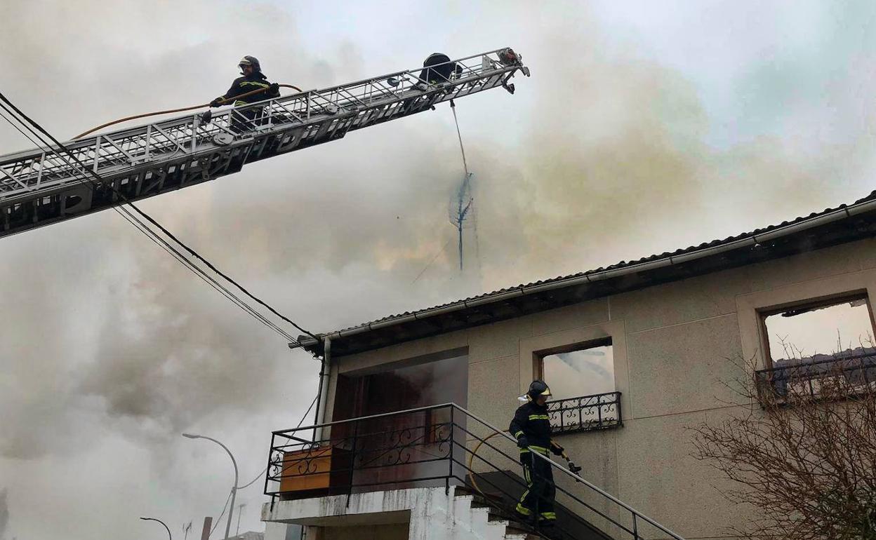 Imagen de los bomberos en la actuación del incendio.