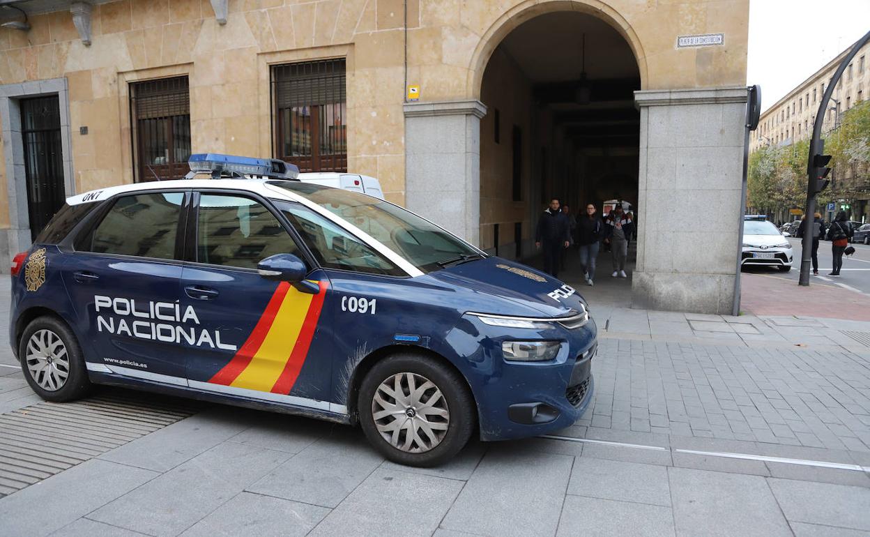 Vehículo policial en el centro de la ciduad.