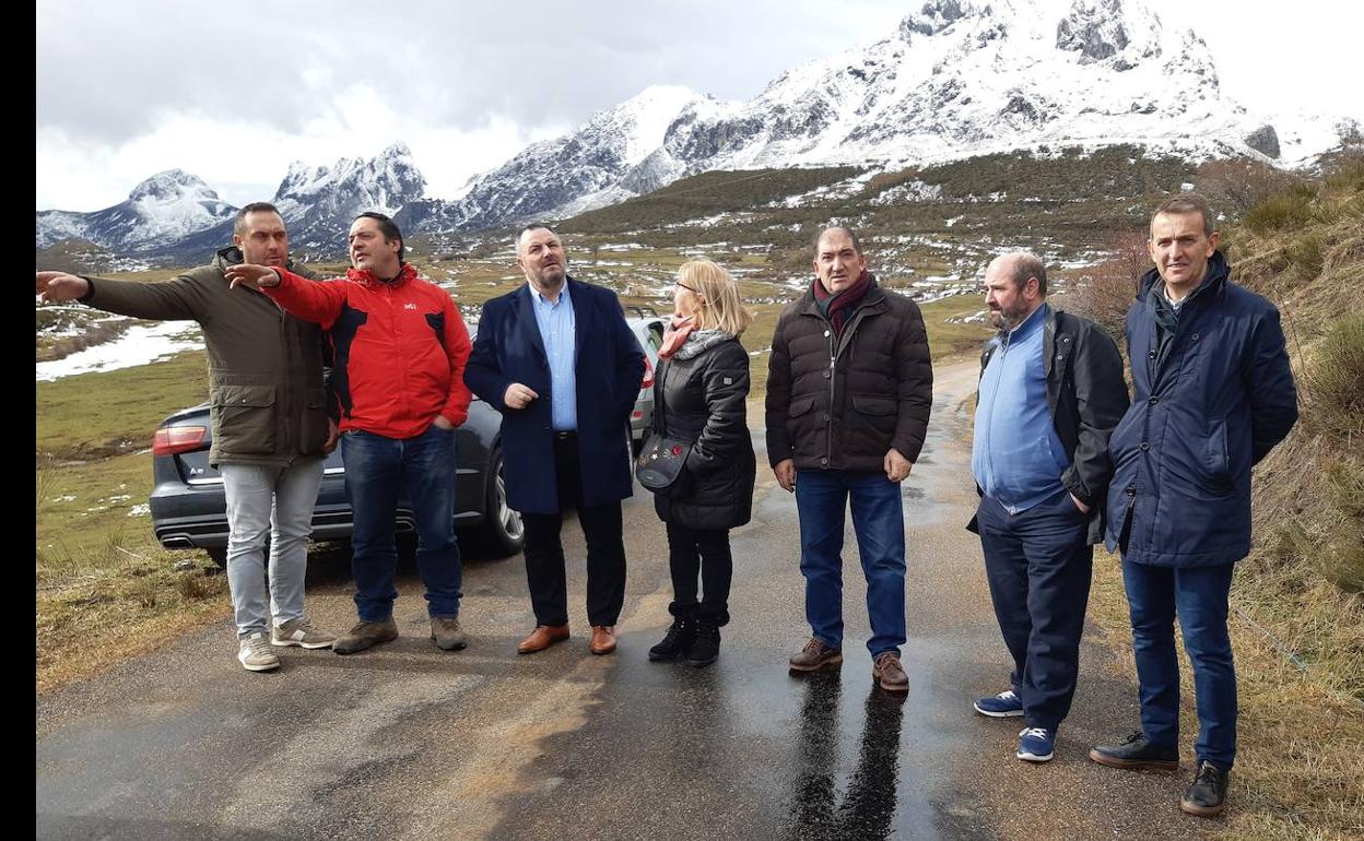 Imagen de la visita a una de las carreteras. 