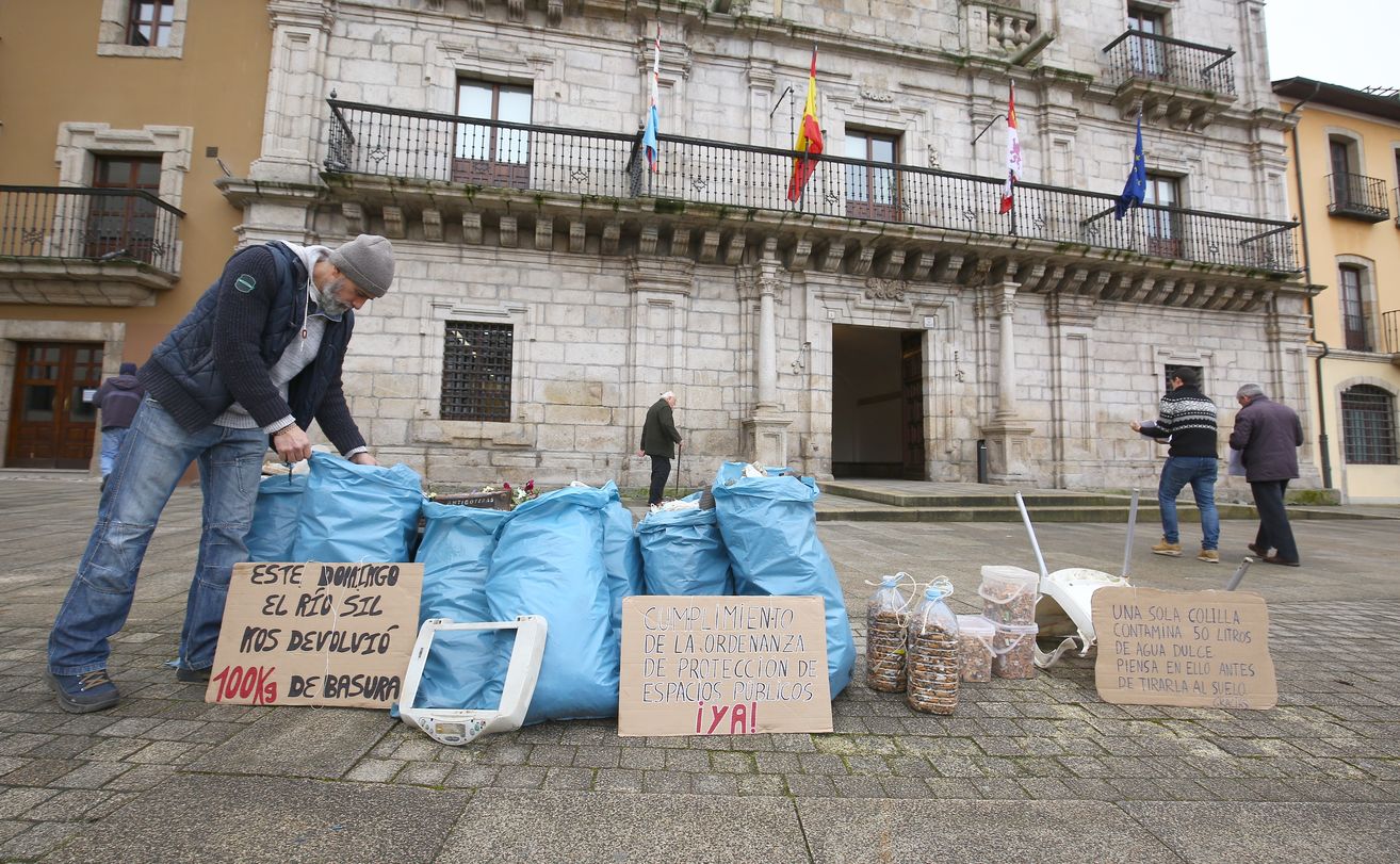 Depositan ante el Ayuntamiento de Ponferrada más de 100 kilos de plástico y basura recogida en los ríos Sil y Boeza. El objetivo de esta acción de Proyecto Orbanajo es crear conciencia ciudadana sobre el daño causado al entorno.