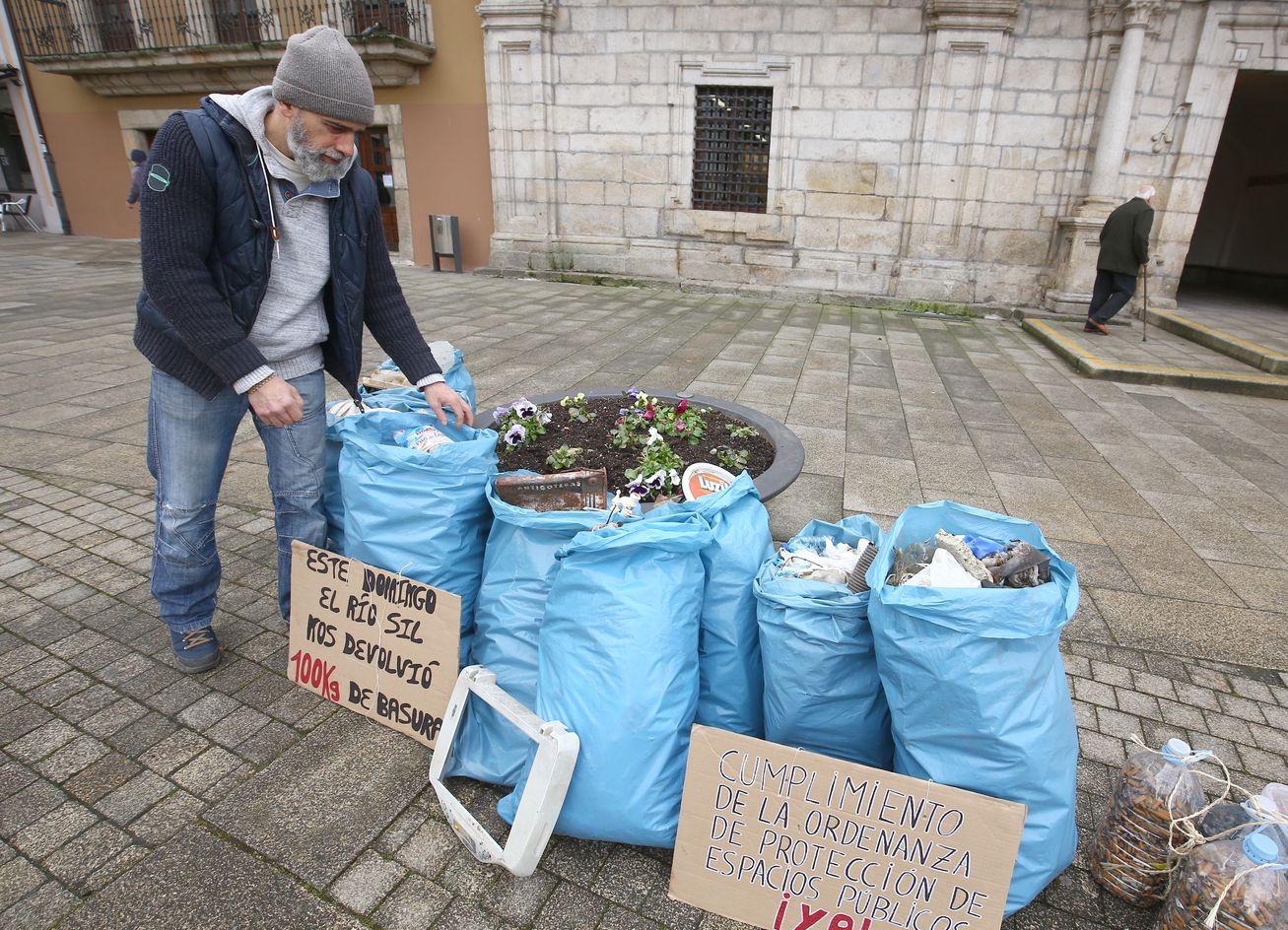 Depositan ante el Ayuntamiento de Ponferrada más de 100 kilos de plástico y basura recogida en los ríos Sil y Boeza. El objetivo de esta acción de Proyecto Orbanajo es crear conciencia ciudadana sobre el daño causado al entorno.