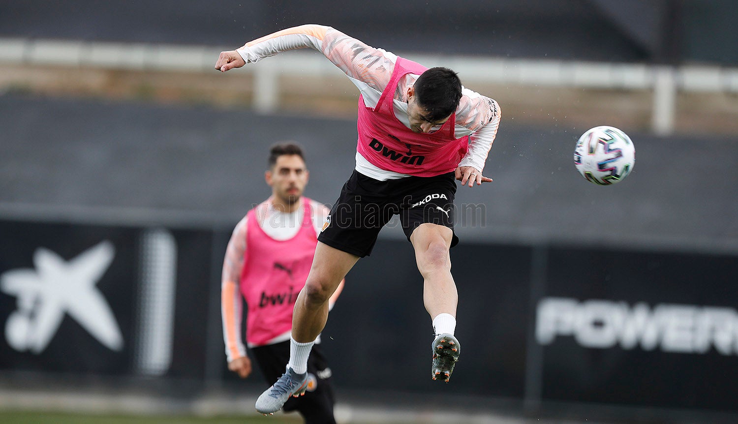 La plantilla del Valencia CF ha realizado su último entrenamiento previo al desplazamiento a León, donde se medirá a la Cultural y Deportiva Leones.