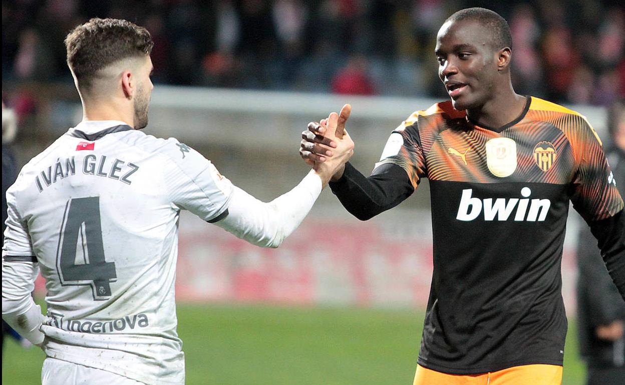 Iván González saluda a Diakhaby al finalizar el partido.