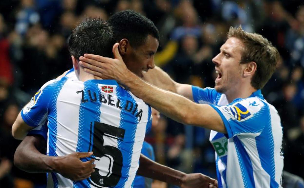 Zubeldia y Monreal celebran junto a Isak uno de los goles del sueco.