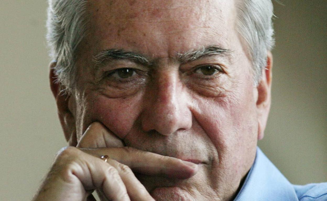 Mario Vargas Llosa, premio Nobel de Literatura en 2010 y Cervantes en 1994, en su casa de Madrid 