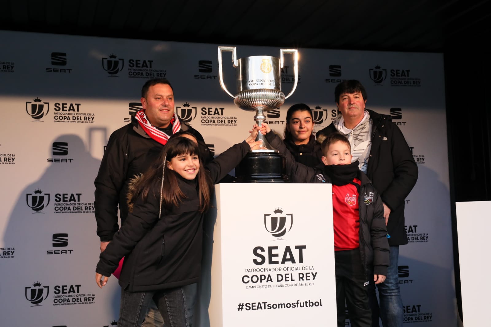 Buen ambiente, fotografías y muchos protagonistas en la antesala del encuentro entre la Cultural y Deportiva Leonesa y el Valencia CF en el Reino de León.