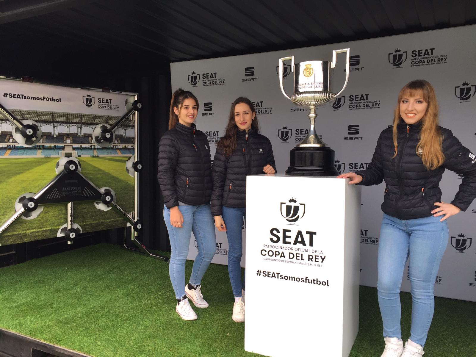 Buen ambiente, fotografías y muchos protagonistas en la antesala del encuentro entre la Cultural y Deportiva Leonesa y el Valencia CF en el Reino de León.