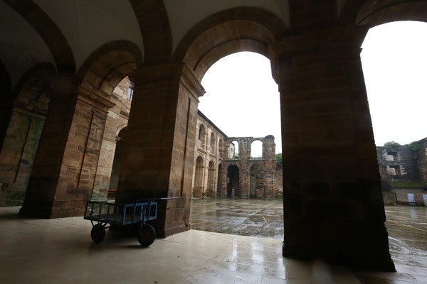 Fotos: Tudanca visita el monasterio de San Andrés en Vega de Espinareda