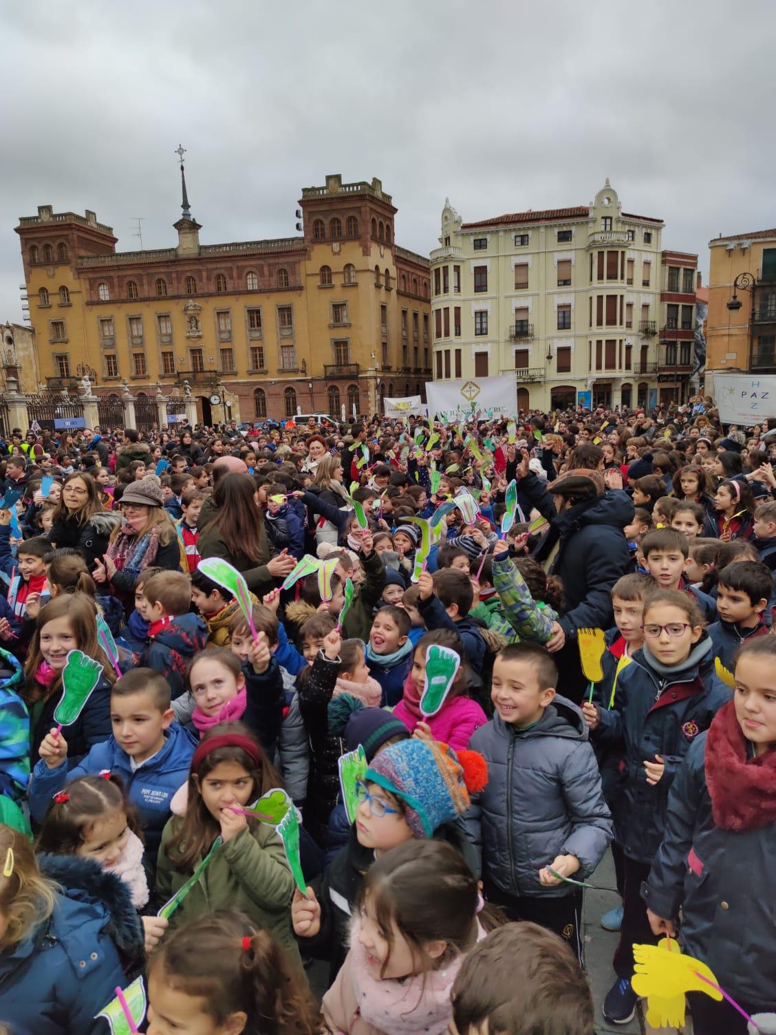 León celebra como cada 30 de enero el Día de la paz y de la no violencia con diferentes actos en los puntos más céntricos de la capital leonesa en una manera de transmitir este mensaje de concordia.