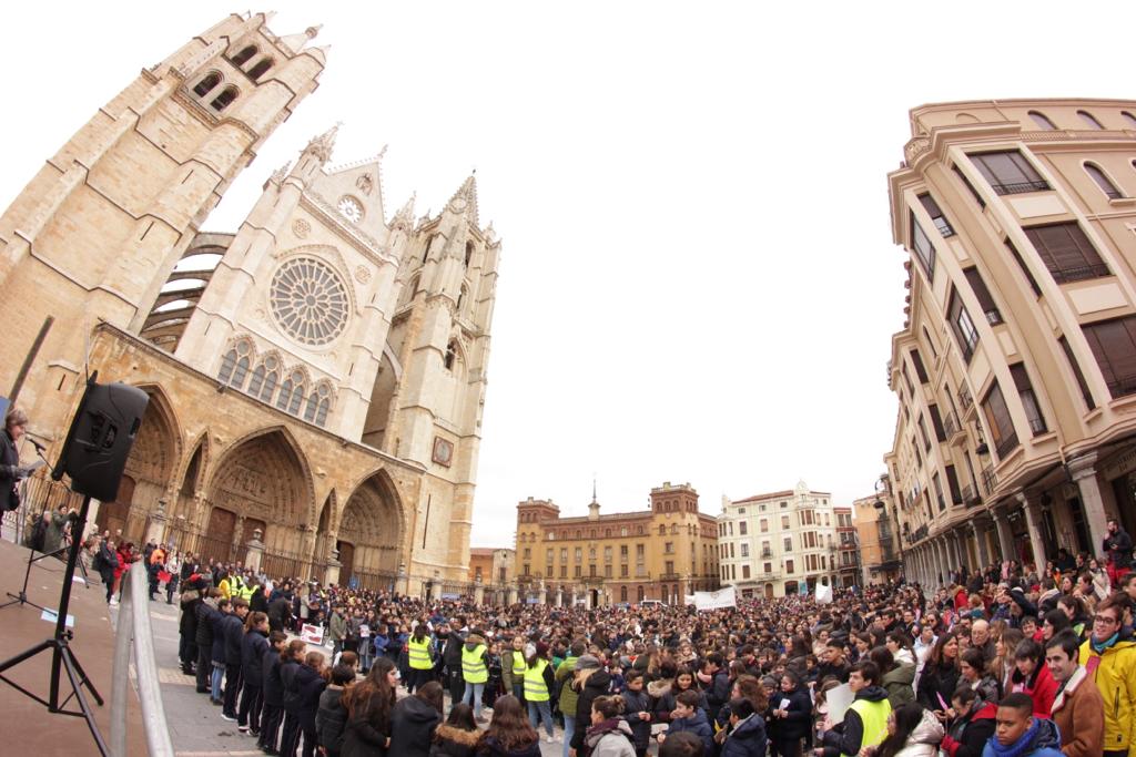 León celebra como cada 30 de enero el Día de la paz y de la no violencia con diferentes actos en los puntos más céntricos de la capital leonesa en una manera de transmitir este mensaje de concordia.