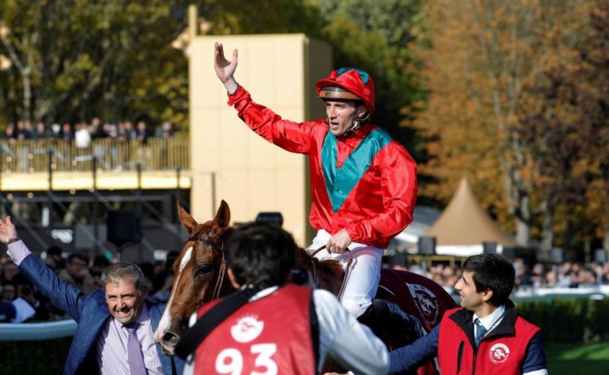 Pierre-Charles Boudot celebra su victoria en el Premio del Arco del Triunfo en octubre de 2019. 