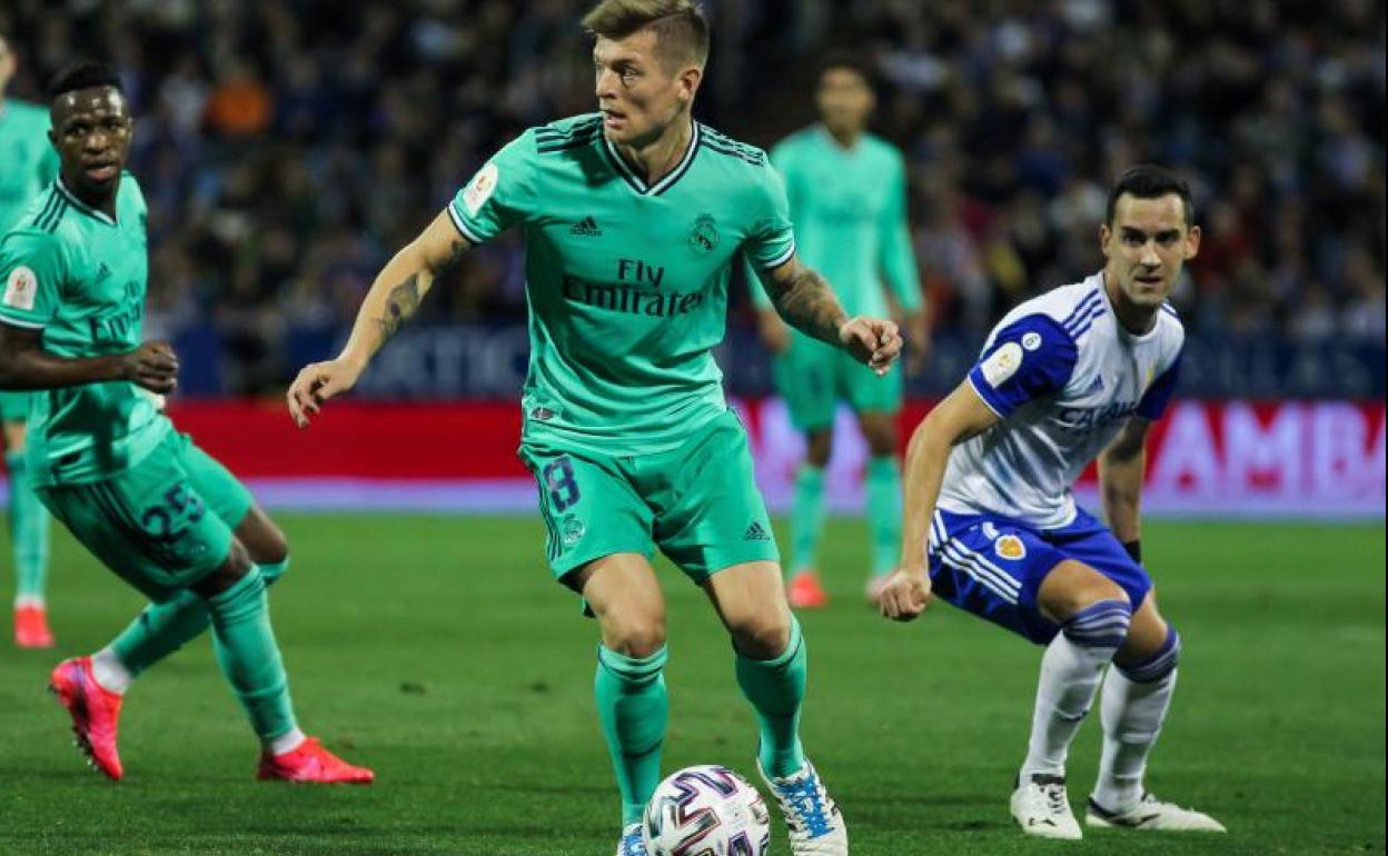 Kroos conduce la pelota durante el partido ante el Zaragoza. 