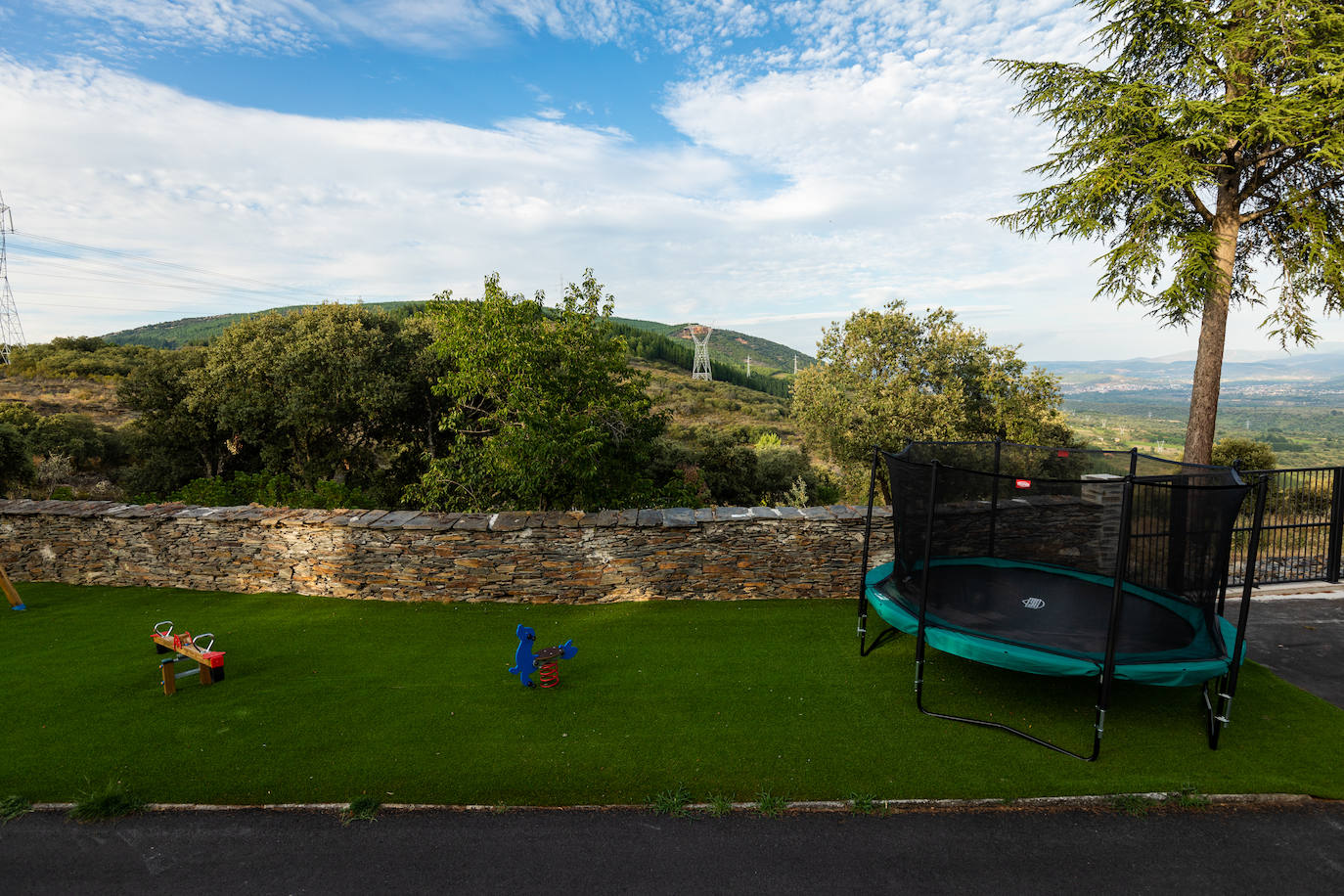 Ideal para una escapada en pareja o en familia, The Rock Suites&Spa ofrece un lugar idílico, un perfecto mirador hacia El Bierzo y unas instalaciones de auténtico lujo para disfrutar de momentos inolvidables.