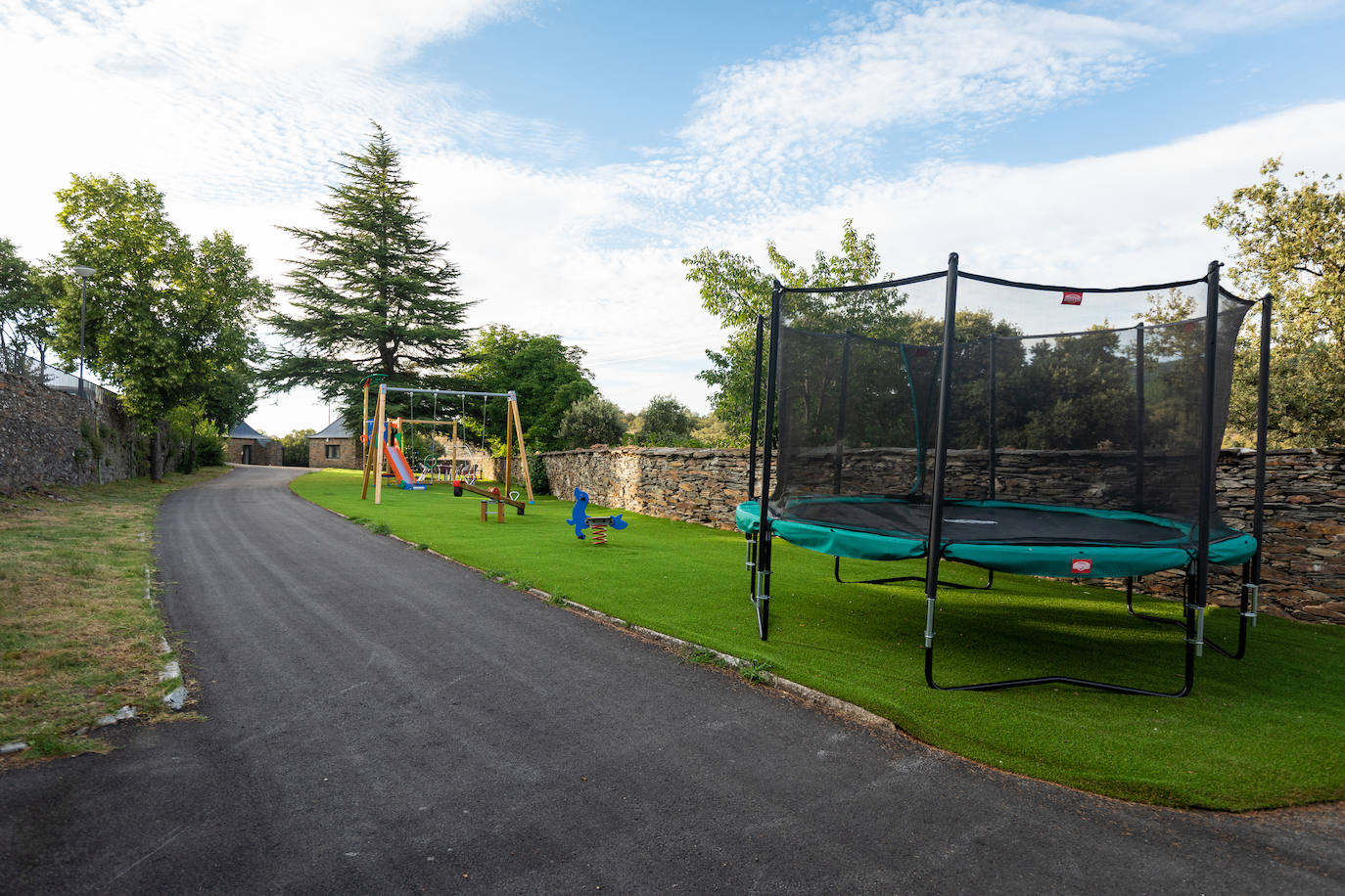 Ideal para una escapada en pareja o en familia, The Rock Suites&Spa ofrece un lugar idílico, un perfecto mirador hacia El Bierzo y unas instalaciones de auténtico lujo para disfrutar de momentos inolvidables.