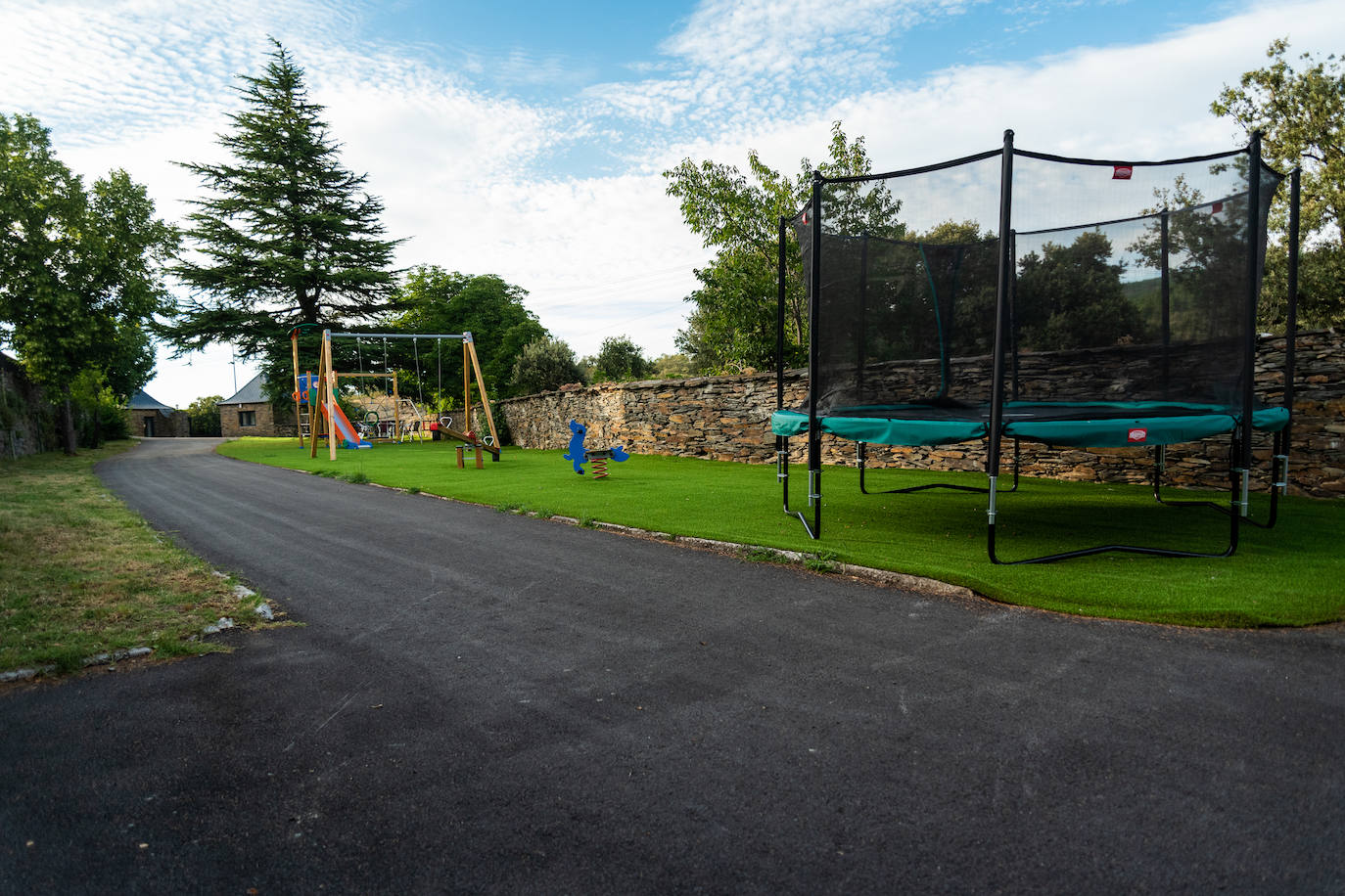 Ideal para una escapada en pareja o en familia, The Rock Suites&Spa ofrece un lugar idílico, un perfecto mirador hacia El Bierzo y unas instalaciones de auténtico lujo para disfrutar de momentos inolvidables.