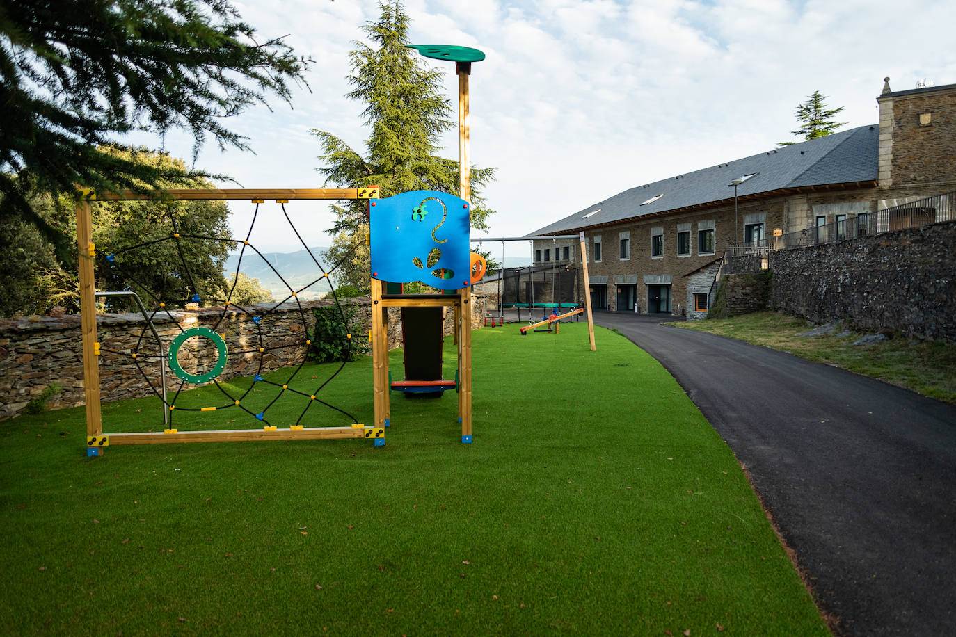 Ideal para una escapada en pareja o en familia, The Rock Suites&Spa ofrece un lugar idílico, un perfecto mirador hacia El Bierzo y unas instalaciones de auténtico lujo para disfrutar de momentos inolvidables.