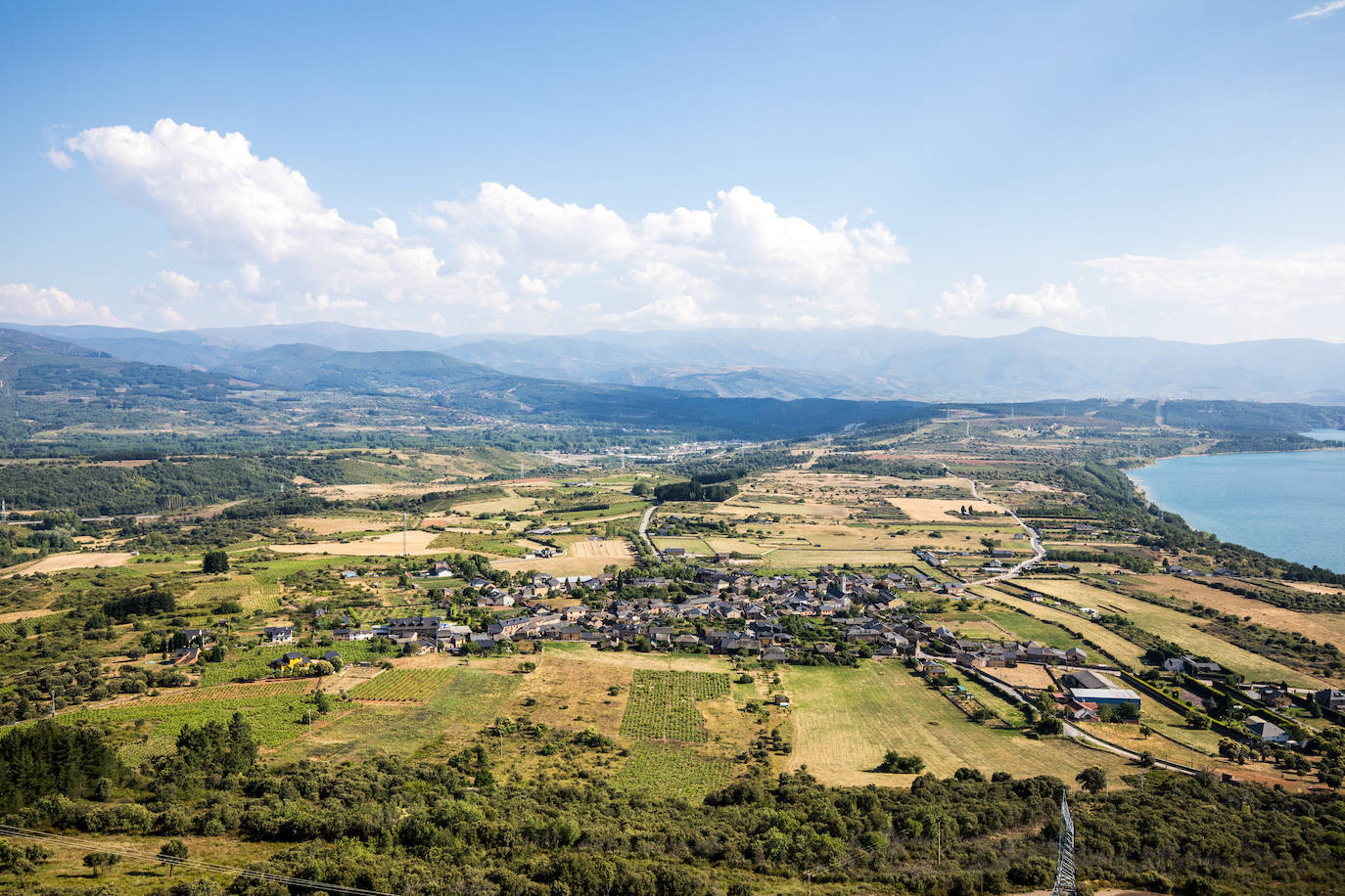 Ideal para una escapada en pareja o en familia, The Rock Suites&Spa ofrece un lugar idílico, un perfecto mirador hacia El Bierzo y unas instalaciones de auténtico lujo para disfrutar de momentos inolvidables.