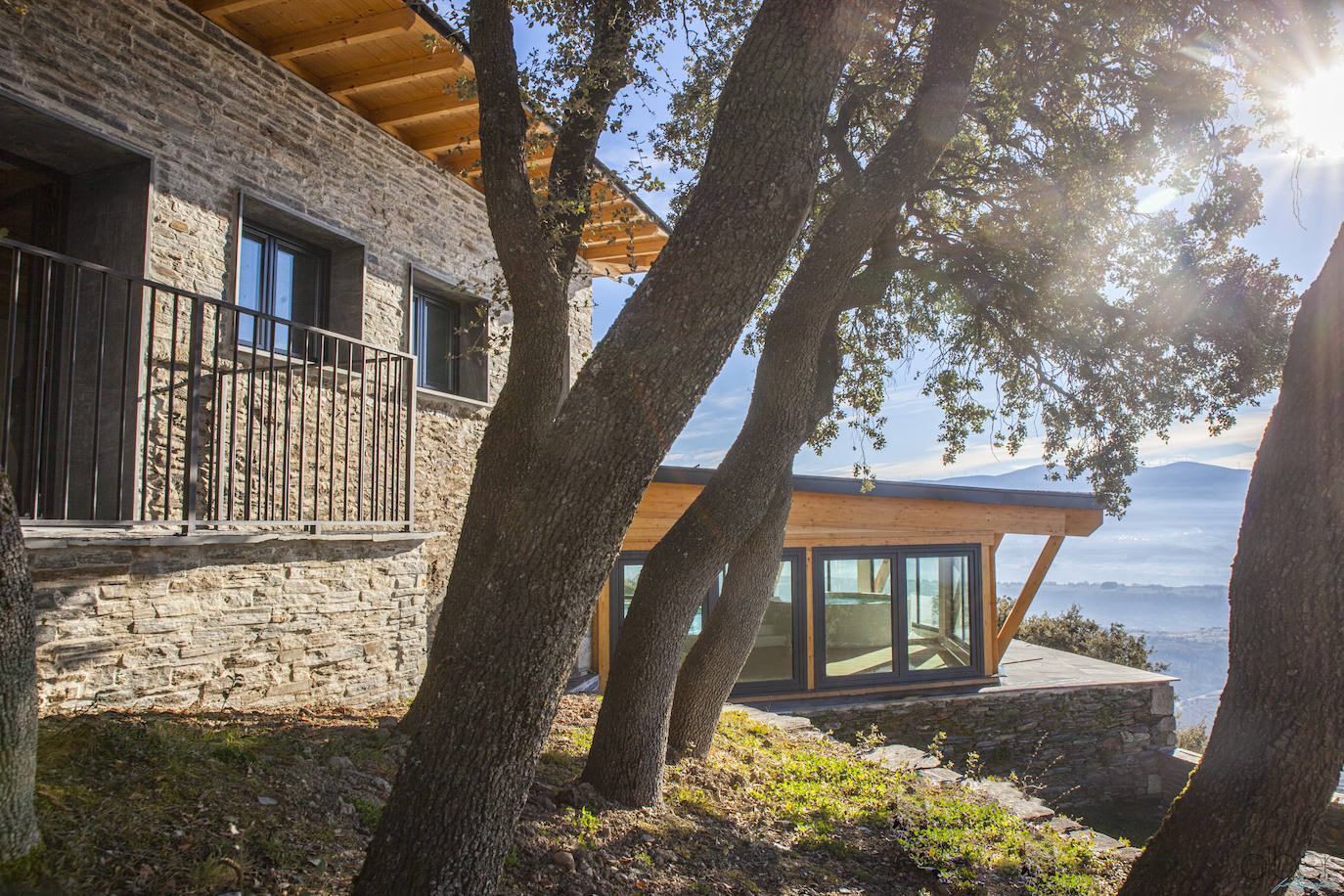 Ideal para una escapada en pareja o en familia, The Rock Suites&Spa ofrece un lugar idílico, un perfecto mirador hacia El Bierzo y unas instalaciones de auténtico lujo para disfrutar de momentos inolvidables.