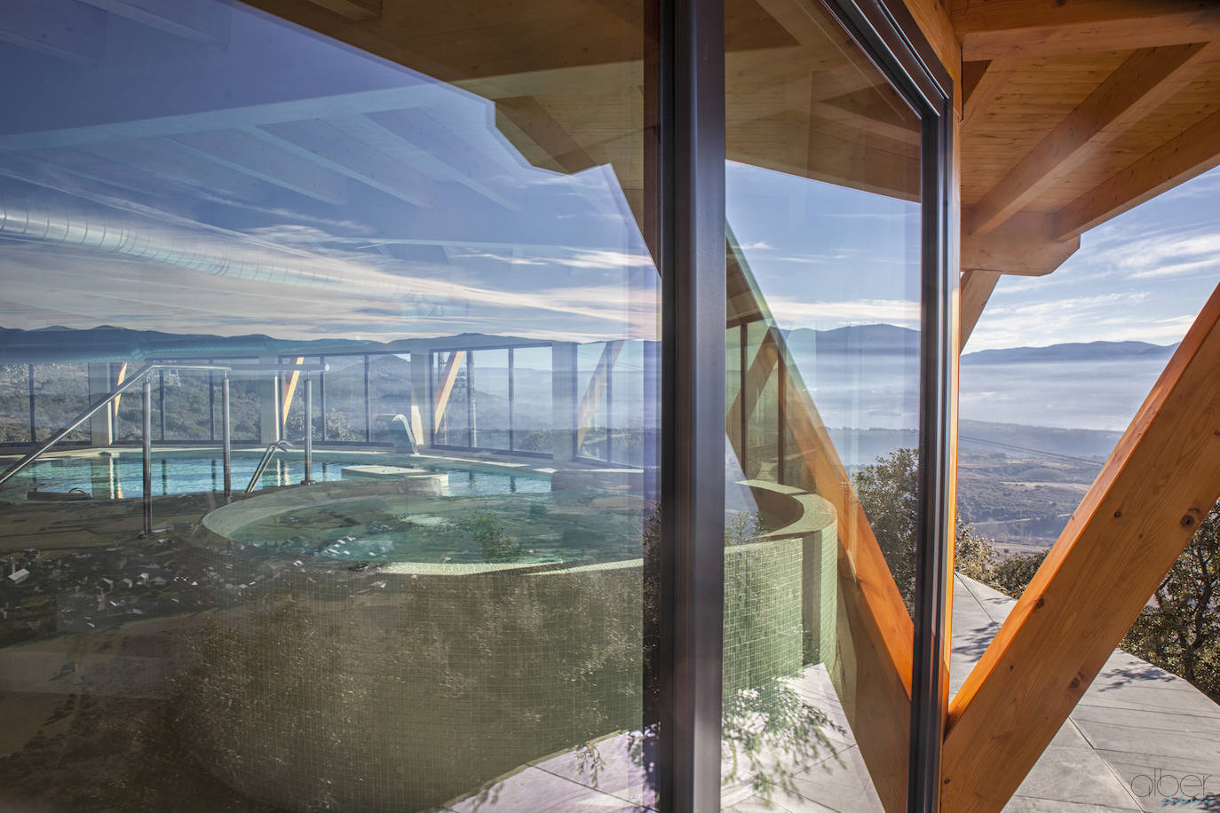 Ideal para una escapada en pareja o en familia, The Rock Suites&Spa ofrece un lugar idílico, un perfecto mirador hacia El Bierzo y unas instalaciones de auténtico lujo para disfrutar de momentos inolvidables.